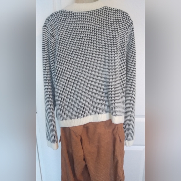 Chic Black and White Knit Cardigan - Picture 4 of 8